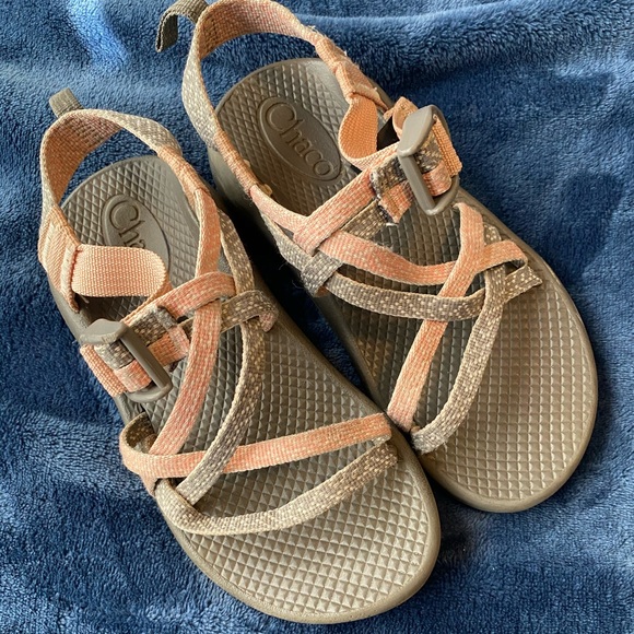 girls chacos size 2
